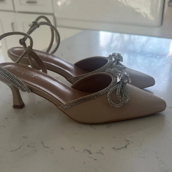 Elegant Cream Heels with Rhinestone Accents - Picture 5 of 9